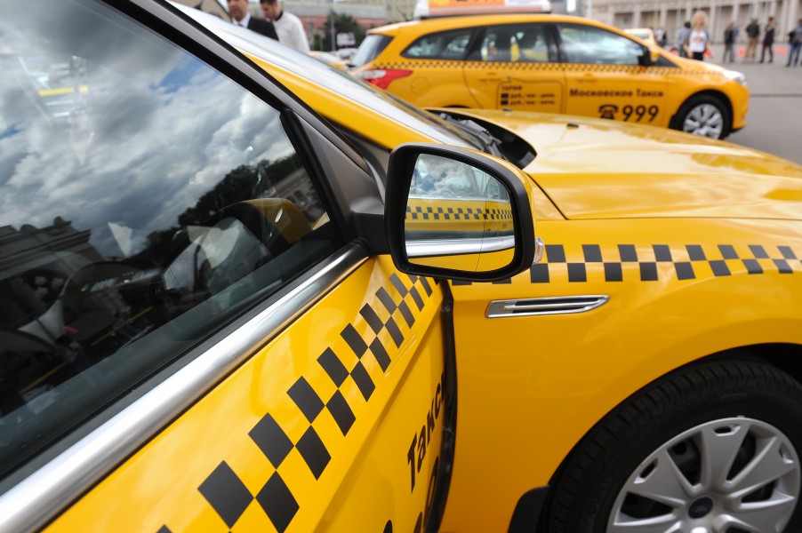 Новогодние тарифы такси в Москве
